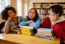 السنة التحضيرية في روسيا - طلاب يدرسون في مكتبة جامعية